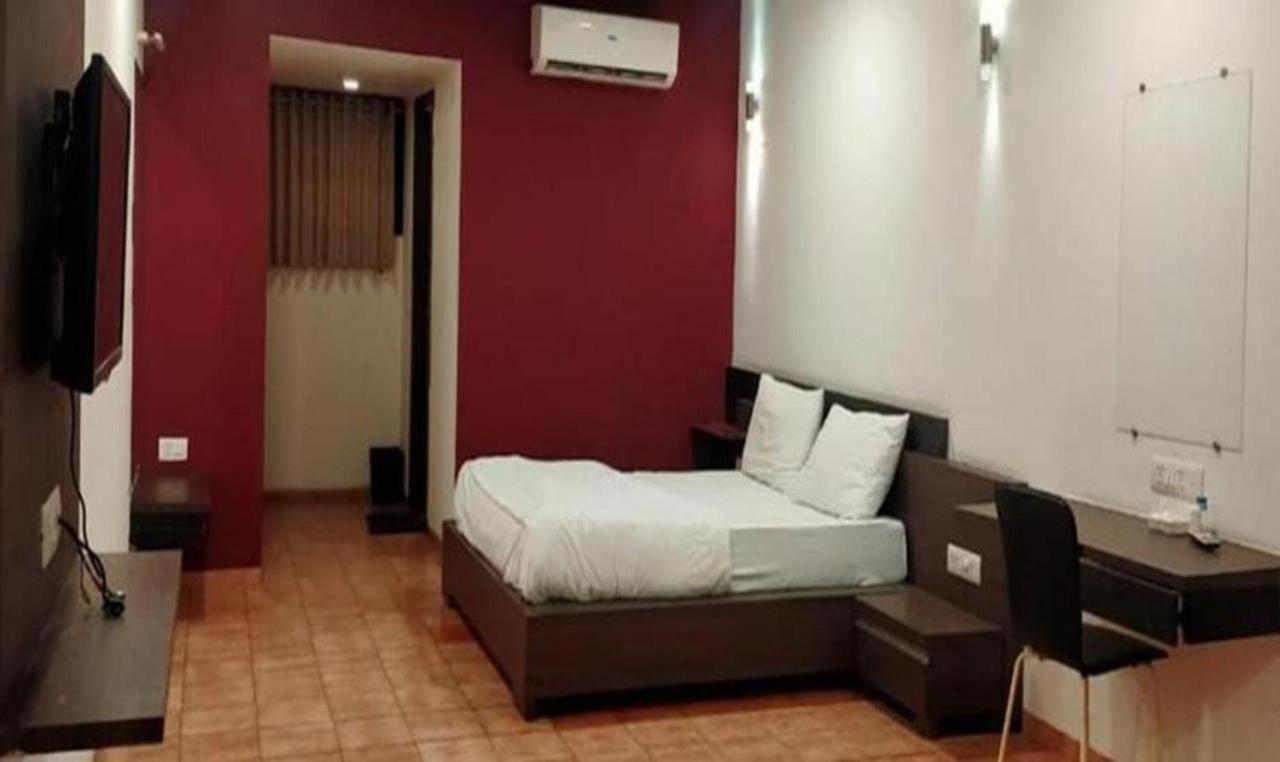 Hotel Sun N Step Club อาเมดาบัด ภายนอก รูปภาพ