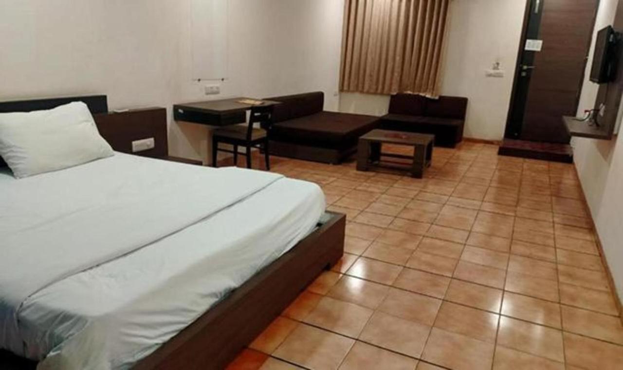 Hotel Sun N Step Club อาเมดาบัด ภายนอก รูปภาพ