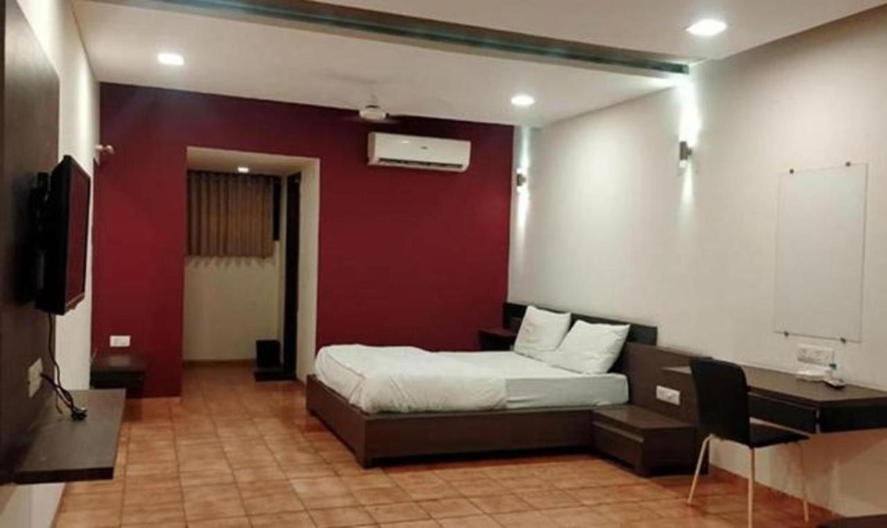 Hotel Sun N Step Club อาเมดาบัด ภายนอก รูปภาพ