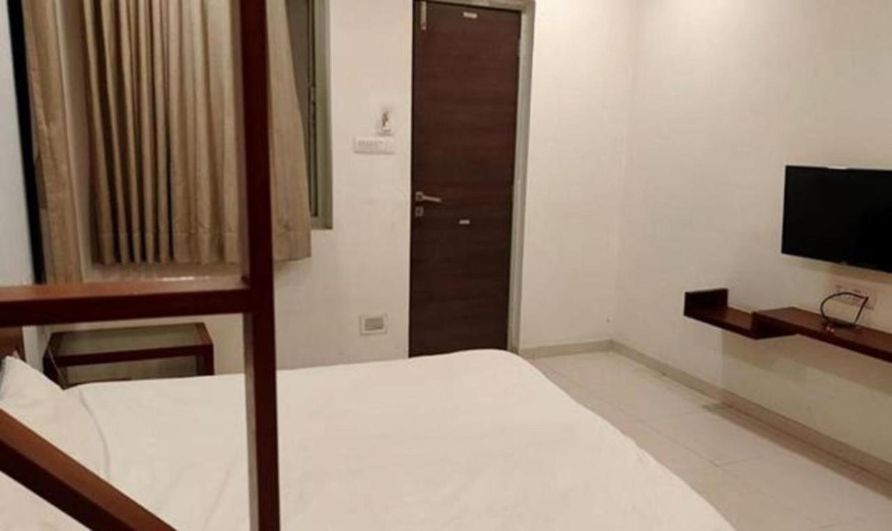 Hotel Sun N Step Club อาเมดาบัด ภายนอก รูปภาพ