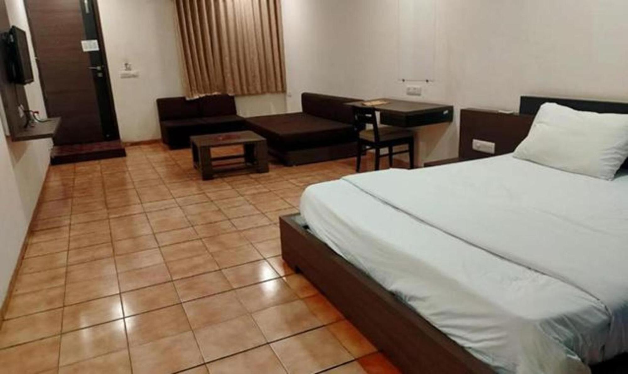 Hotel Sun N Step Club อาเมดาบัด ภายนอก รูปภาพ