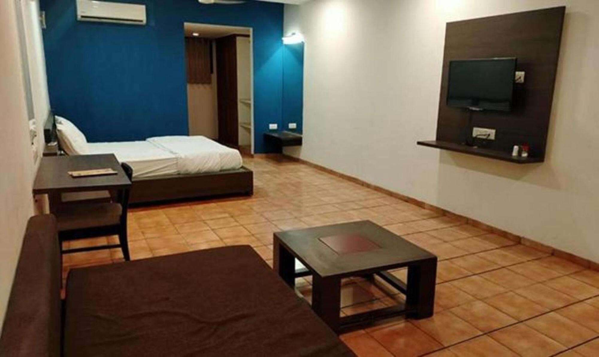 Hotel Sun N Step Club อาเมดาบัด ภายนอก รูปภาพ