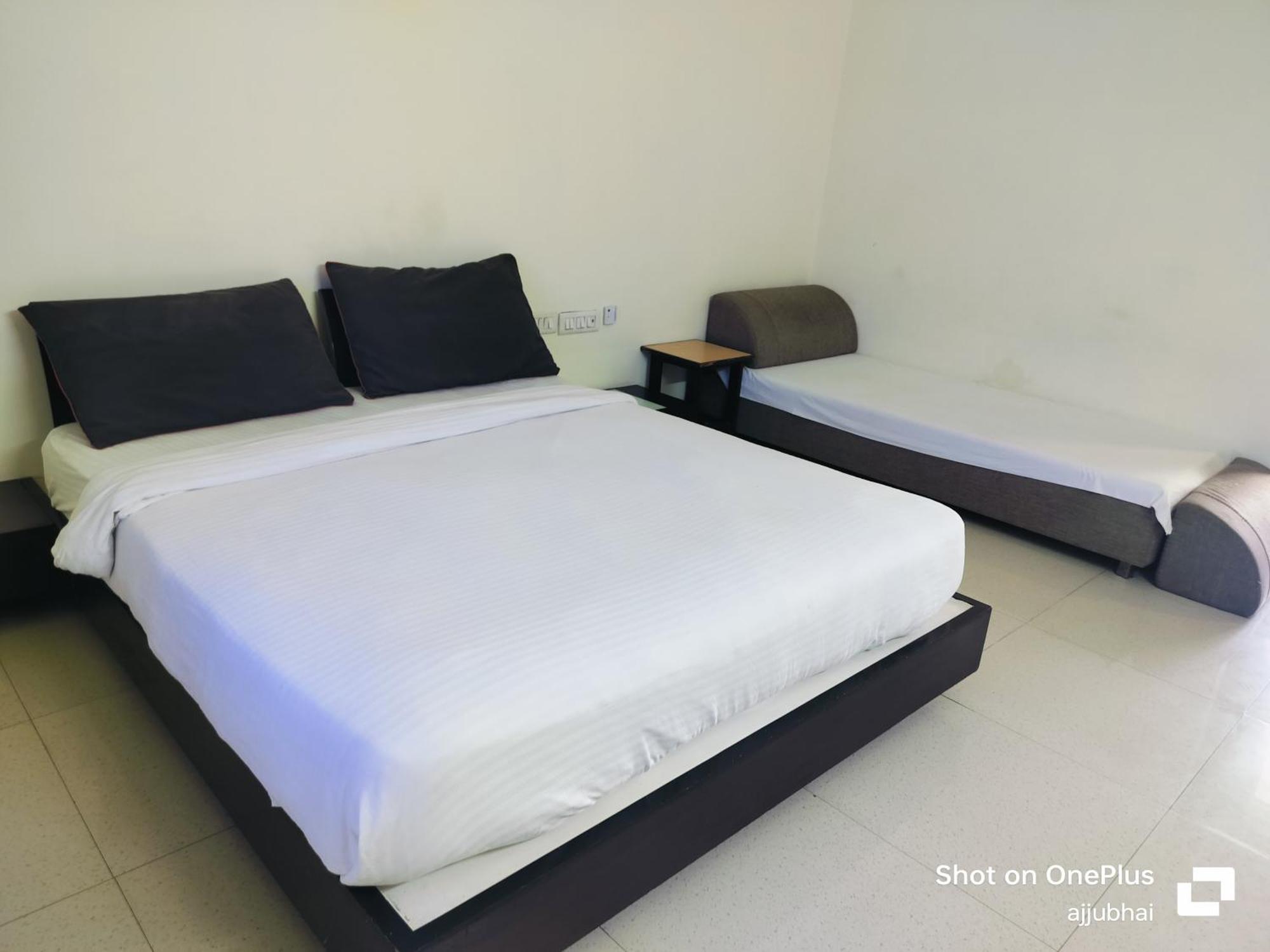 Hotel Sun N Step Club อาเมดาบัด ภายนอก รูปภาพ