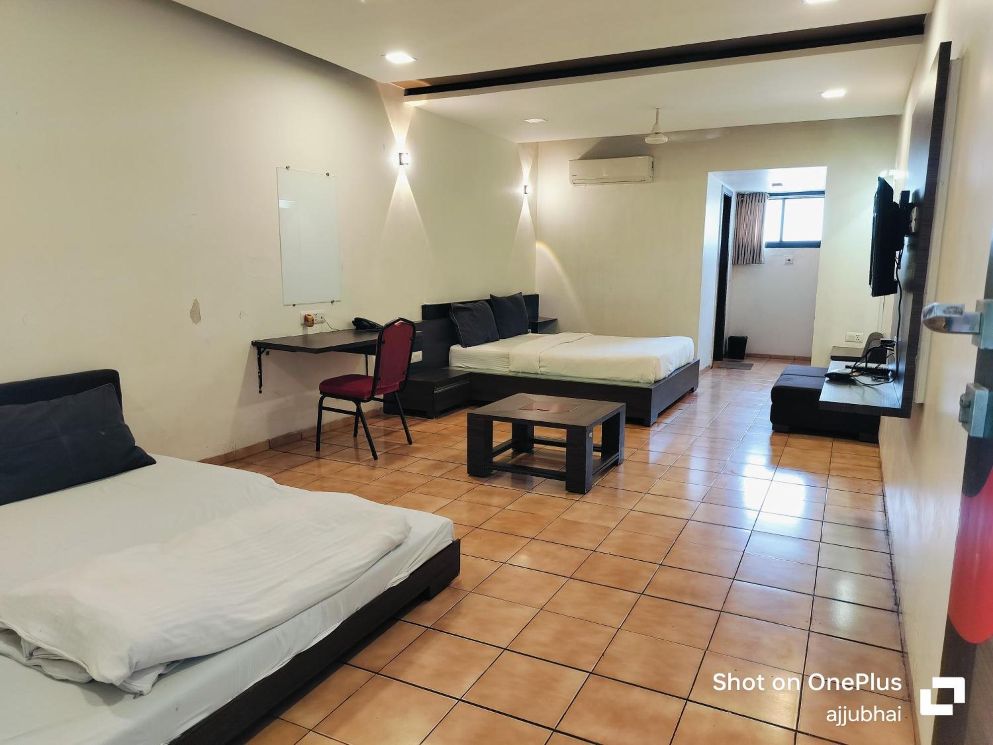 Hotel Sun N Step Club อาเมดาบัด ภายนอก รูปภาพ