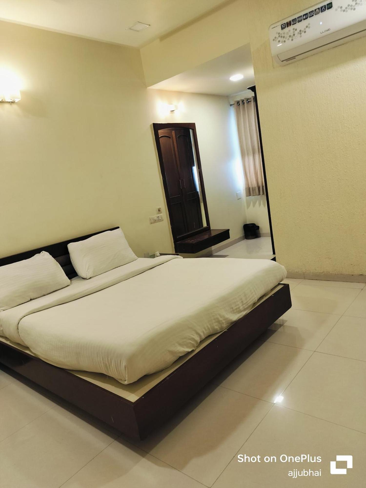 Hotel Sun N Step Club อาเมดาบัด ภายนอก รูปภาพ