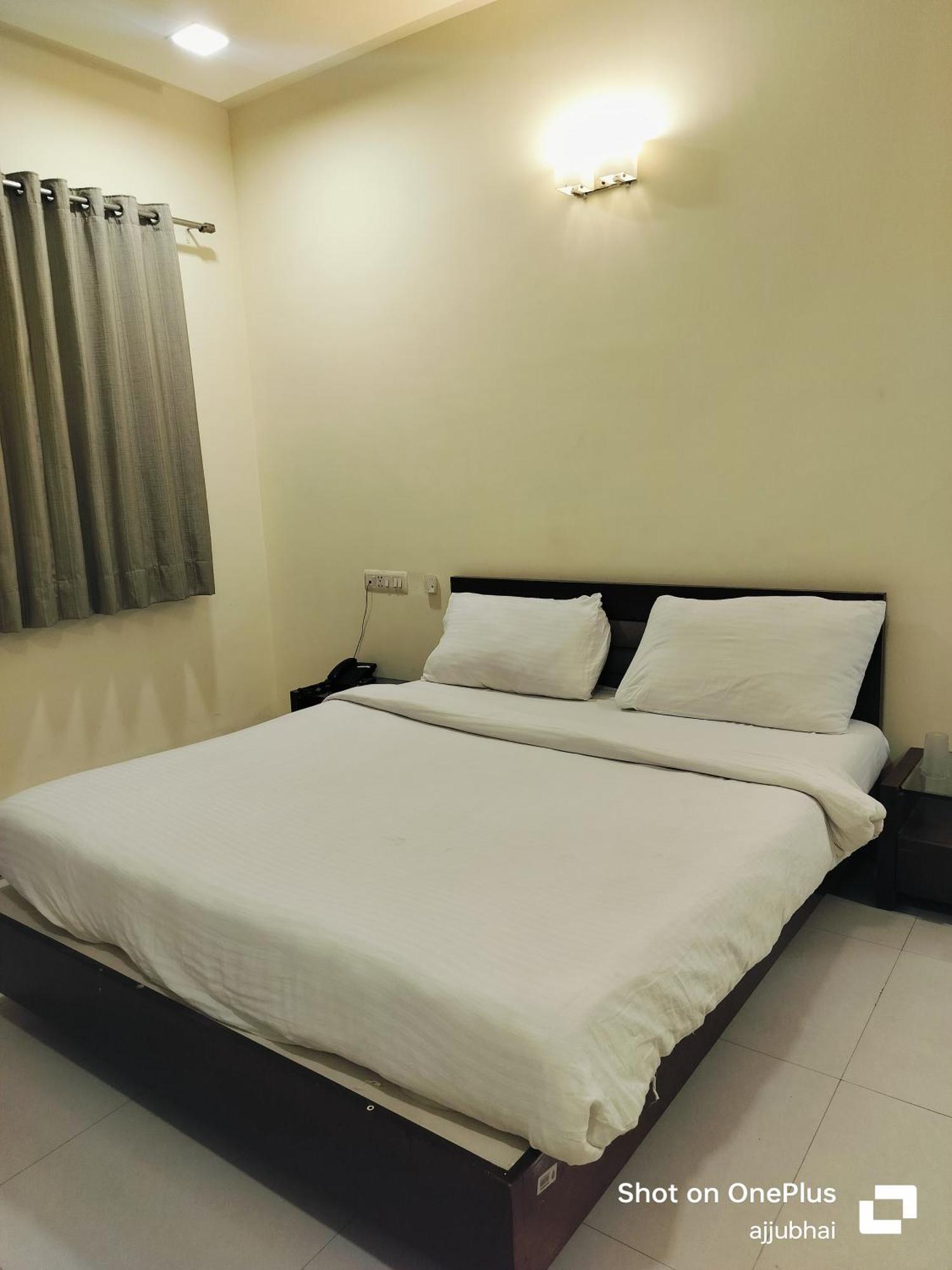 Hotel Sun N Step Club อาเมดาบัด ภายนอก รูปภาพ
