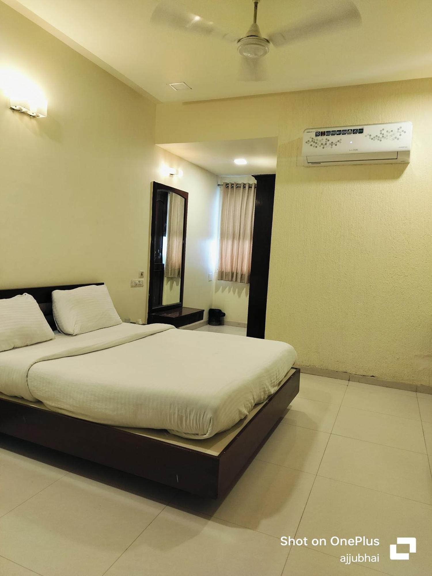 Hotel Sun N Step Club อาเมดาบัด ภายนอก รูปภาพ